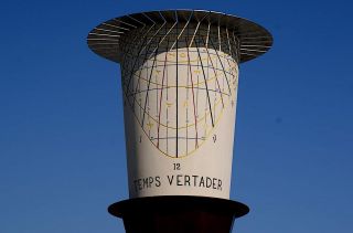 Reloj de sol de sombrero filtrante en el Paseo Marítimo de Barcelona (foto de Miquel Cartisano)