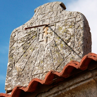 Reloj de sol de la ermita de San Pedro de Corconte (Cantabria)