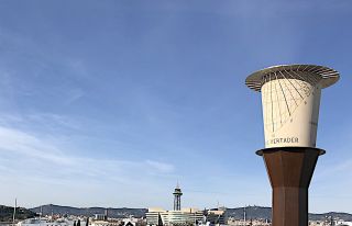 Reloj de sol de sombrero filtrante en el Paseo Marítimo de Barcelona (foto de Conxita Bou)