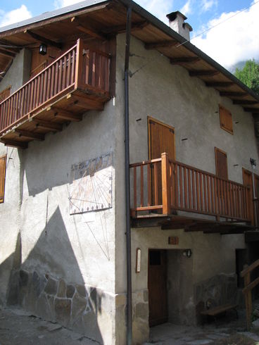 IT_PIA Usseaux-Balboutet-013-01 Reloj con mediodía en capitales