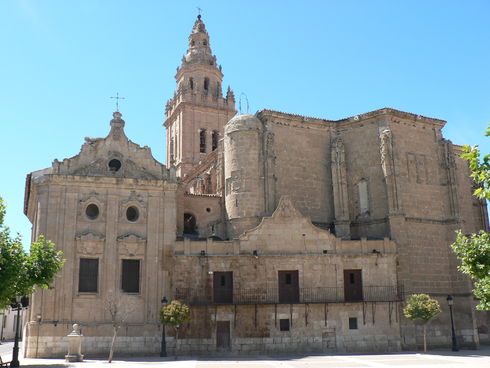 ES_CYL_VALL Nava-del-Rey-001-01 Iglesia-de-los-Santos-Juanes